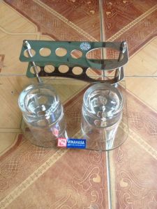 kệ để bàn trải đánh răng ViNAHaSA dưới kính trên inox