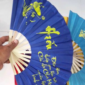 Một chiếc quạt nan tre Vải có 14 nan và dài 30 cm có viết Thư pháp