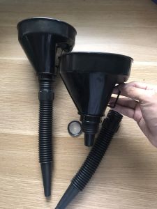 Phễu nhựa có lọc kèm ống nối uốn cong dễ  dàng