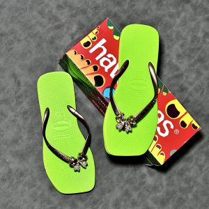 Dép kẹp xỏ ngón nữ Havanas tông lào mũi vuông đính Charm Nơ đế cao su nhiều màu lựa chọn bền bỉ êm ái thời trang.