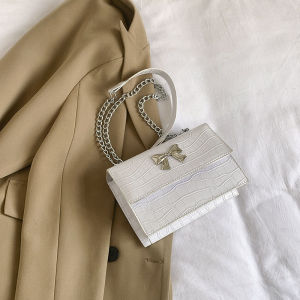 xinxin goods กระเป๋าโซ่สุภาพสตรี สไตล์ใหม่อินเทรนด์ที่สวยงามแฟชั่นฤดูร้อนบุคลิกภาพลําลองไหล่ข้างเดียวกระเป๋า ผู้สื่อสาร กระเป๋าสี่เหลี่ยมเล็ก