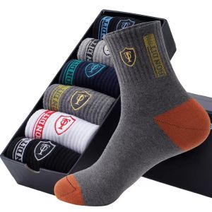 Casual versatile mens mid-calf socks fall and winter new letters sports socks
