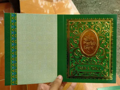 PAKET 10 BUKU YASIN 128 HAL + FOTO ART PAPER + LEMBAR SISIPAN UNTUK DATA ALMARHUM KELUARGA YANG DITINGGALKAN COVER GLOSSY EMBOS EMAS