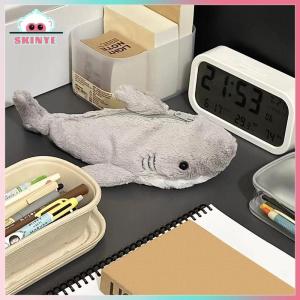 Skinye ✨Ready Stock✨ Kawayi Cute กระเป๋าใส่ดินสอปลาฉลามทะเลผ้ากำมะหยี่น่ารักกระเป๋าเครื่องสำอางแบบพกพาความจุขนาดใหญ่กระเป๋าใส่ปากกาเครื่องเขียนอุปกรณ์สำนักงานโรงเรียน