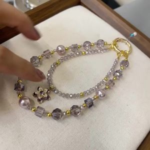 Thanh lịch và sang trọng thạch anh tím và ngọc trai dây xích điện thoại với một xoay mặt dây chuyền một độc đáo và understated phụ kiện cho túi xách và chìa khóa