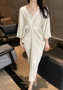 Miyake Pleated Loose V-Neck Irregular Women’s Dress Elastic Plus Size Design Niche Batwing Sleeve X214