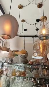 YFD  โคมไฟแขวนแก้วนอร์ดิกสำหรับห้องอาหาร เคาน์เตอร์บาร์ หน้าต่างแสดงสินค้า โคมไฟแขวนทรงกลมเชิงพาณิชย์สร้างสรรค์โพสต์โมเดิร์น