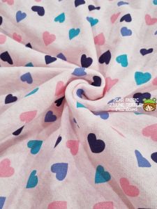 ผ้าเกล็ดปลา french terry เนื้อดี สำหรับตัดเสื้อผ้า แนวสตรีท เสื้อวอร์ม เสื้อกันหนาว ลายหัวใจสีชมพู ขนาด 90*185cm