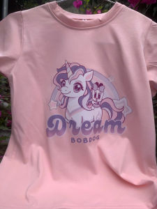 Áo thun màu tím với hình ảnh kỳ lân và chuột hoạt hình chữ "Dream Bobdog" chất liệu 100% cotton phù hợp mặc hàng ngày.