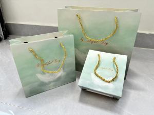 ถุงกระดาษพิมพ์ลาย ถุงไล่ระดับสี ลายขนนก ใส่ของขวัญ ของรับไหว้ มี 3 ขนาด
