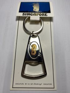 Souvenir From Singapore พวงกุญแจที่ระลึก จากประเทศสิงคโปร์ เป็นที่เปิดขวด ลายสิงโตสีทอง พร้อมกล่องพลาสติก
