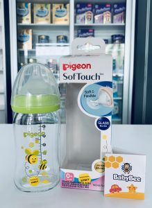 PIGEON SofTouch  Wide-Neck Glass Nursing Bottle GiraffeBee [78025/78027/78026/78028] 贝亲SofTouch 宽颈玻璃奶瓶 长颈鹿，小蜜蜂