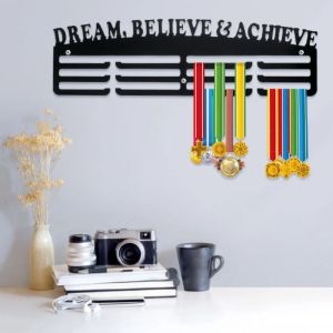GAOSU ด้วยคำพูดที่สร้างแรงบันดาลใจ ชั้นแสดงเหรียญกีฬา ชั้น3ชั้น อุปกรณ์ติดผนัง ชั้นวางเหรียญชื่อเสียง ชั้นวางเหรียญโลหะ แผ่นรองรีด ที่แขวนเหรียญ เนคไทห้อย/ผ้าพันคอ/กุญแจ