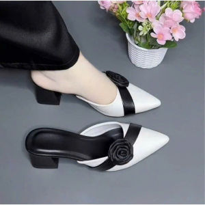 Giày Sục nữ cao gót vuông 5p và 7p bít mũi da mềm dây chéo hông kết hoa hồng - BM139