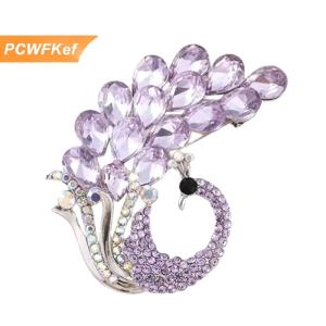 【PCWFKef】 เข็มกลัดพลอยเทียมรูปนกยูงสีม่วงคลาสสิกสุดคลาสสิกสำหรับผู้หญิงเข็มกลัดคริสตัลรูปสัตว์หรูหราสำหรับเป็นของขวัญ