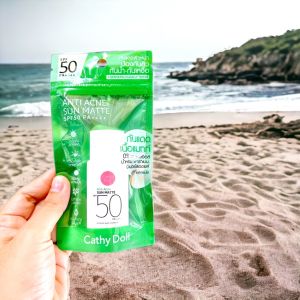 ✅【กันแดดผิวหน้า "สีเนื้อ"】สำหรับผู้มีปัญหาสิวและผิวมัน บางเบา กันน้ำ กันเหงื่อ CATHY DOLL ANTI ACNE SUN MATTE SPF50 PA+++