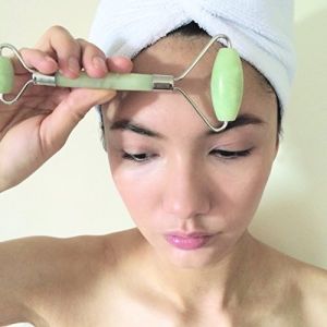 Cây Lăn Mặt Mát Xa 2 Đầu bằng đá ngọc bích trẻ hoá da