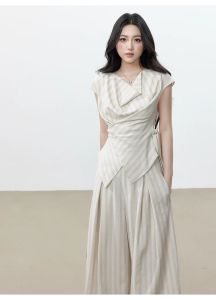 Bộ trang phục hai mảnh mùa hè mới 2026 dành cho nữ áo vest không tay cổ cao có dây buộc eo họa tiết sọc.