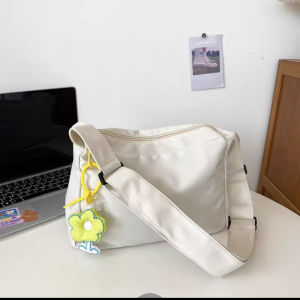 soft bag หญิงลําลองน้ําหนักเบา กระเป๋าใต้วงแขน นักเรียน แฟชั่นพับได้ เวอร์ชั่นเกาหลี กระเป๋าขนมจีบไหล่ลง มีจี้