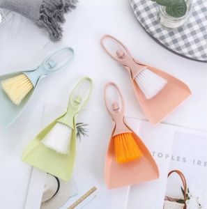 ชุดโกยผงไม้กวาดมินิ แปรงปัดฝุ่น ที่โกยผงโต๊ะทำงาน สุ่มสี คอมพิวเตอร์ รุ่น1691