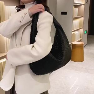 French-style high-end woven bag for women versatile and elegant shoulder bag bag niche design textured handbag commuter bag cross-border
