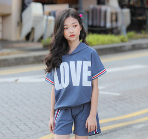 (พร้อมส่งในไทย) เสื้อผ้าเด็กผู้หญิงแนวสปอร์ต เสื้อมีฮู้ดพร้อมกางเกงขาสั้น
