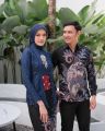 Set Couple Ayu Navy, Couple Kebaya Wisuda Tunangan Setelan Brokat Kutubaru Rok Span Batik. 