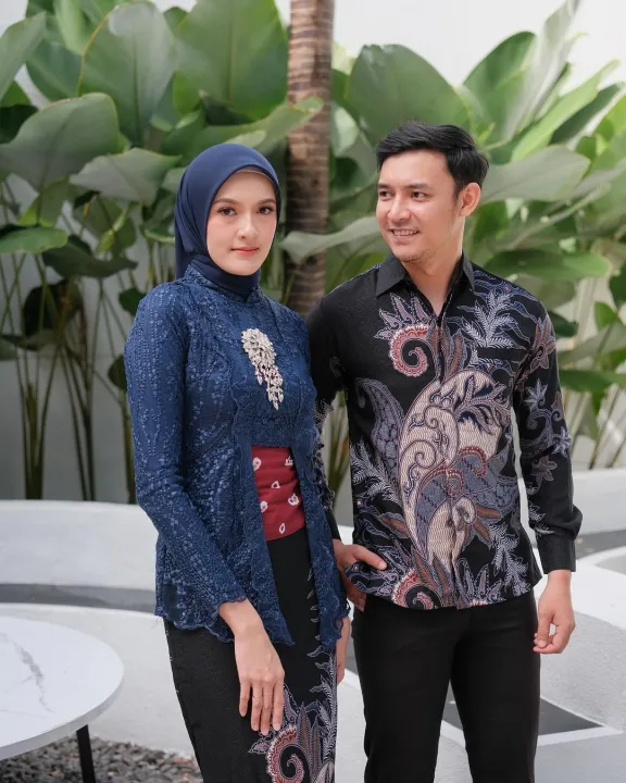 Set%20Couple%20Ayu%20Navy,%20Couple%20Kebaya%20Wisuda%20Tunangan%20Setelan%20Brokat%20Kutubaru%20Rok%20Span%20Batik%20-%20Image%208