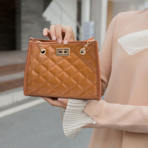 LH.Bigsiz พิกัดของดีทางนี้เลยจ้าา กระเป๋าแฟชั่นสะพายข้างสำหรับตัวแม่ตัวมัม บอกเลยว่ารุ่นนี้แรร์ไอเทมสุดๆ ใช้แล้วดูเป็นสาวเทสดีเวอร์ สนใจก็สั่งในตะกร้าได้จ้า