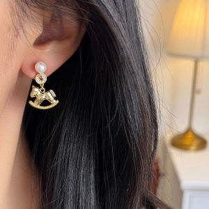 Fashionable Ring Gift 精致金色闪闪小马钱币珍珠耳钉女轻奢高级感耳环独特漂亮气质耳饰