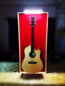 G005 แขวนโชว์กีตาร์ติดผนังหุ้มกำมะหยี่แดงบุนุ่ม ใส่กีตาร์ได้ทุกไซส์มาตรฐาน ขนาด กว้าง 55 สูง 120 ซม.