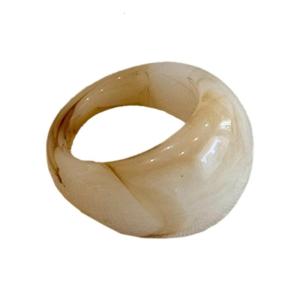 แหวนเรซิ่นหนาน้ำหนักเบาแหวนหลังคาทรงกลมอะคริลิกเรซินทันสมัยซ้อนได้สีสันสดใสแหวนมือซ้อนได้