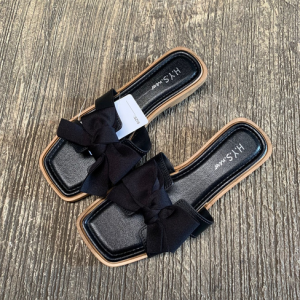 Gratis Semua - Sandal Slop Wanita / Sandal Flat Wanita Korea Import / Sandal Wanita Import Karet Selop Pita / Sandal Model Pita