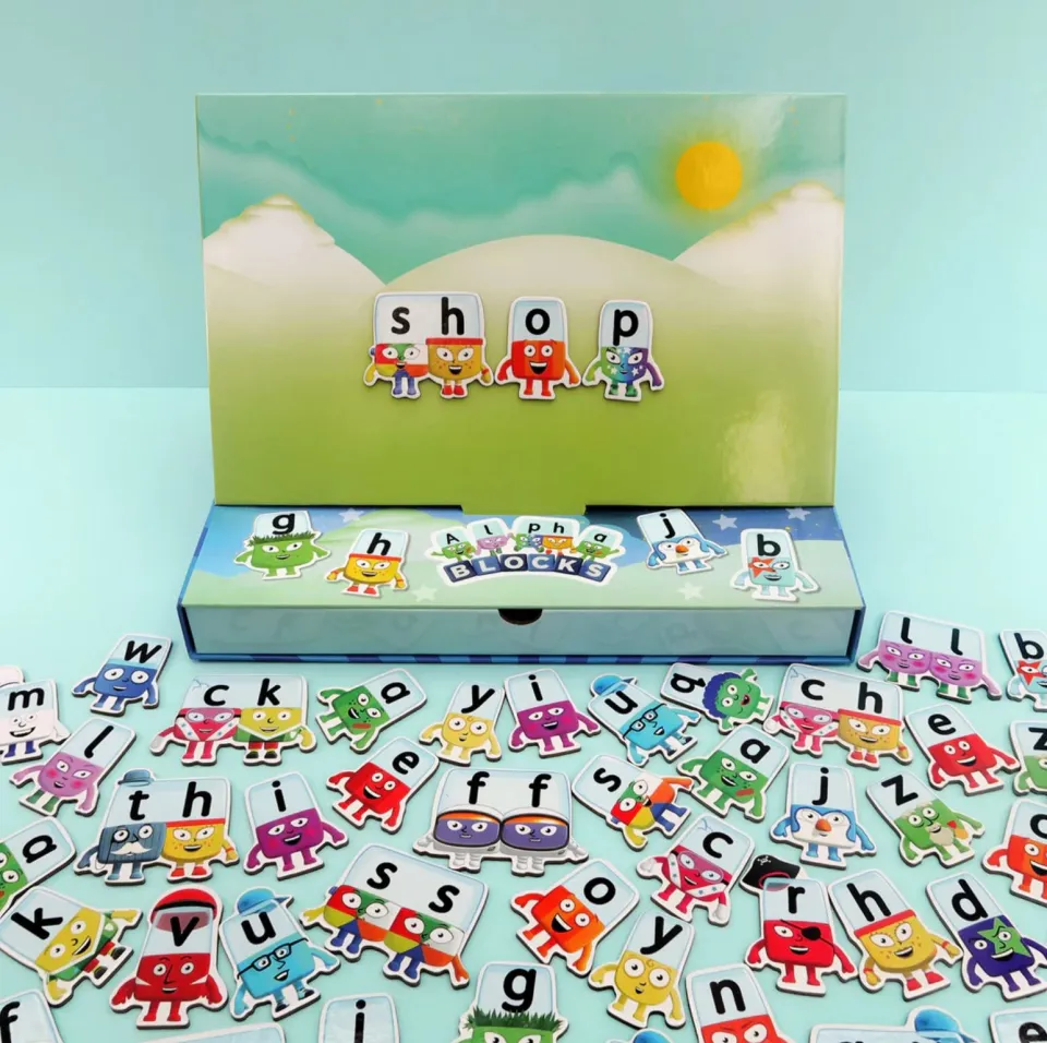 アルファブロックス　マグネティックワールドマジックセット　Alphablocks Magnetic Alphablocks Set A to Z + Silence E & Plusman