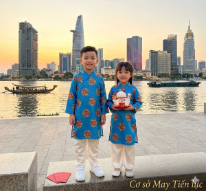 Áo Dài Cách Tân Cho Bé Trai & Bé Gái Chất Liệu Vải Lụa Mờ In Chuyển 3D Nguyên Cây Full Size