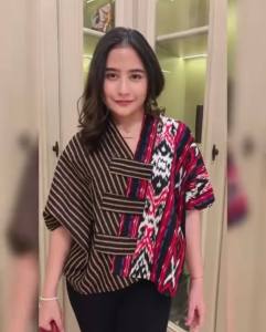 Crop Top Etnik Over Size & Atasan Tenun: Desain Etnik untuk Kantor