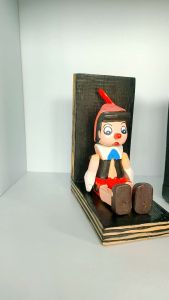 Hiasan Meja Pinokio Pajangan Kayu Penyangga Buku Book Stand