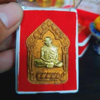 รูปจากผู้ขายบน Lazada: ขุนแผนพรายกุมาร หลวงปู่ทิม วัดละหารไร่ หน้ากากทอง ฝังตระกรุด รุ่นนี้แรงจริง ตั้งราคา ฿120 ขายแล้ว 9 ชิ้น