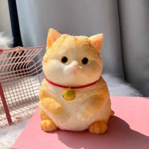 Kucing bertuah yang kreatif. Kucing merah yang comel. mainan rebound perlahan dengan sebagai tanah liat yang lembut. untuk memerah kanak-kanak dekompresi as mainan hiasan hadiah