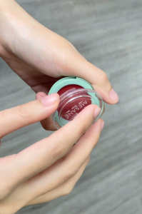 Mesane สามเกลอ Lip Balm สมุนไพร สีน้ำกระเจี๊ยบ 3 in 1 ตา แก้ม ปาก เกลี่ยง่ายบางเบา ติดทนกันน้ำ กันเหงื่อ ขนาด 2g