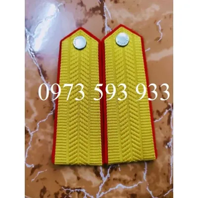 Cầu vai bảo vệ nền vàng viền đỏ gắn theo yêu cầu trang trí gắn vai áo đã gắn đủ sao cúc gạch