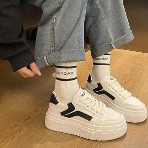 YoungShoes รองเท้าผ้าใบพื้นหนาแบบใหม่ รองเท้านักเรียนส้นแบนที่ทันสมัยและลำลองสำหรับผู้หญิง สะดวกสบายและระบายอากาศได้