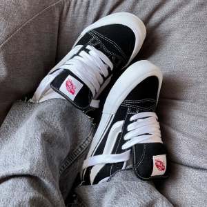 SEPATU VANS KNU SKOOL HITAM PUTIH SNEAKERS GEMUK PRIA DAN WANITA CASUAL