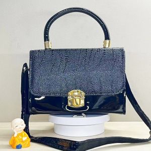 กระเป๋าสะพายข้างแฟชั่น มีเนื้อสัมผัสที่สวยงาม สามารถจุของได้เยอะ หนังpu