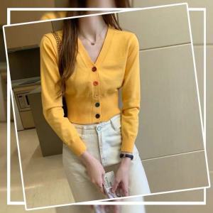 5576 เสื้อยืดแฟร์ชั่นหญิงไหมพรมแขนยาวรัดรูปทรงเอว กระดูมลงหนึ่งน่ารักๆสีสด ใส่สบายไม่ครืองผิว สไตล์เกาหลี (สินค้าพร้อมส่