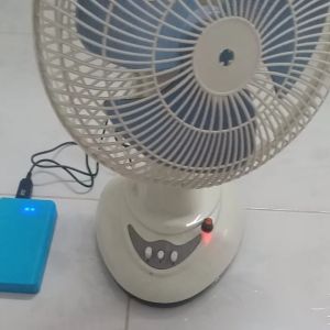 quạt bàn b2 ( lồng sắt) sử dụng cúp điện bằng sạc dự phòng điện thoại.
