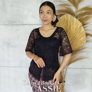 Setelan Kebaya Brokat Cord Cassie dan Bawahan Kamen Jadi Moscrepe Batik Songket Selendang Bali Modern