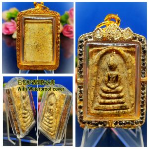 绝对值得收藏稀有之大名鼎鼎瓦拉康百年BE240x~2411泰四世皇圣僧崇迪阿赞多年代制作经粉崇迪老佛牌(崇迪佛为五大古佛之一)已包好非常精美金光闪闪镀金钻石防水壳Super famous Temple Wat Rahkang  Vintage Nur Phong WRK Phra Somdej Wang Na Generation