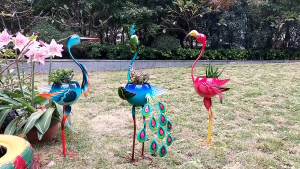 นกฟลามิงโกแบบตั้งทำจากโลหะสำหรับตัวยึดดอกไม้กลางแจ้งใช้ตกแต่งสวน