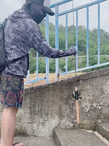 Có thể đeo câu cá Bộ giữ cần câu cá Kẹp que nhẹ Rod chủ với móc khóa phụ kiện câu cá bằng ruồi nhân tạo